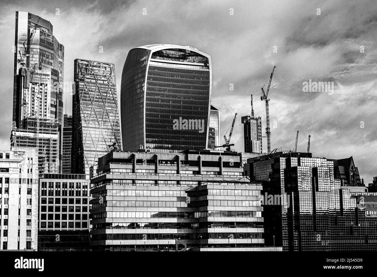 London England Großbritannien, Januar 29 2022, City of London Commercial Skyline under A Dark Atmospheric Cloudy Sky Stockfoto