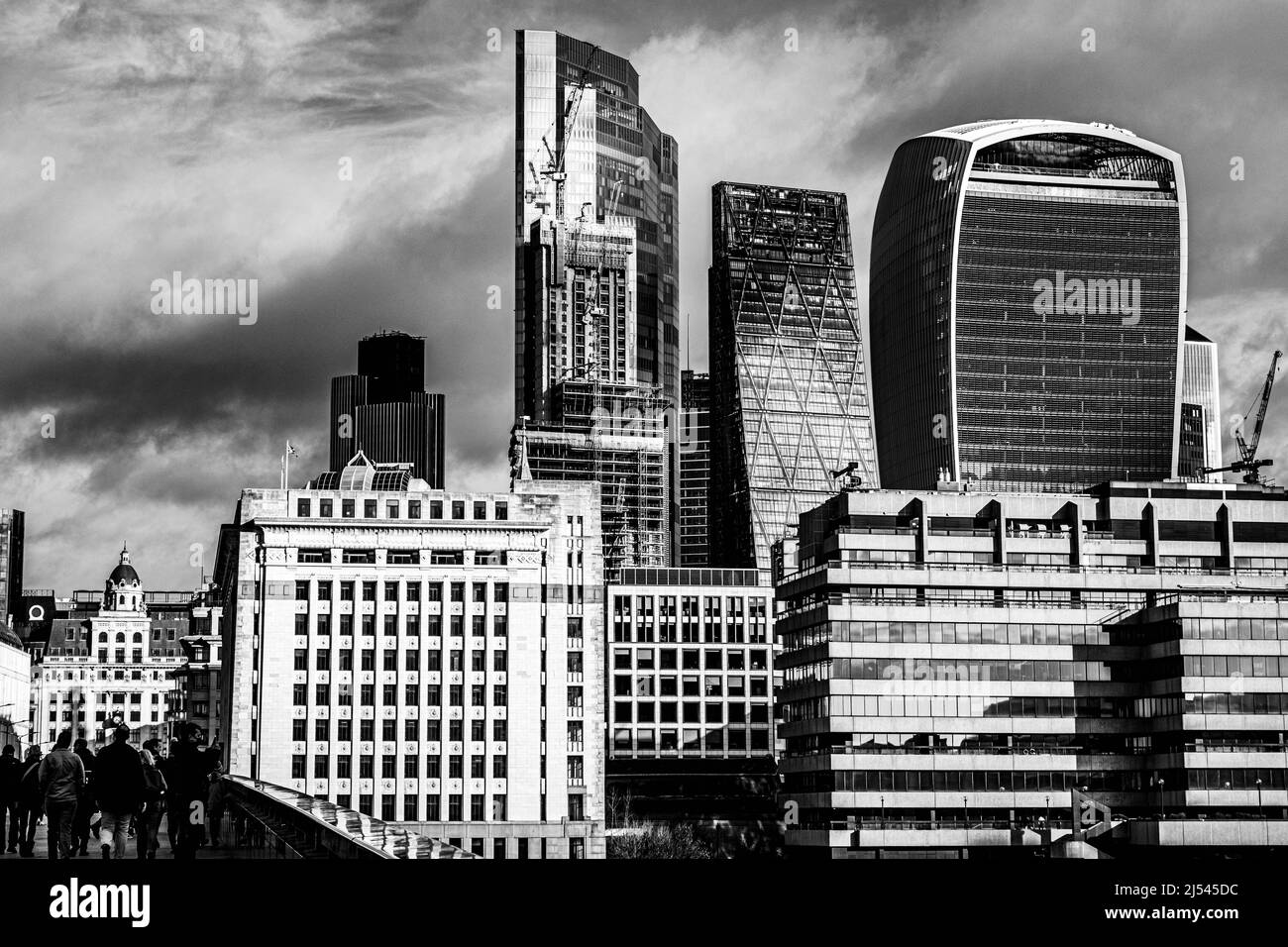 London England Großbritannien, Januar 29 2022, City of London Commercial Skyline under A Dark Atmospheric Cloudy Sky Stockfoto