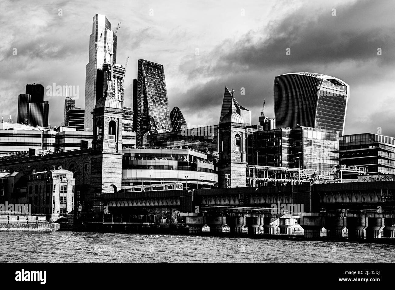 London England Großbritannien, Januar 29 2022, City of London Commercial Skyline under A Dark Atmospheric Cloudy Sky Stockfoto