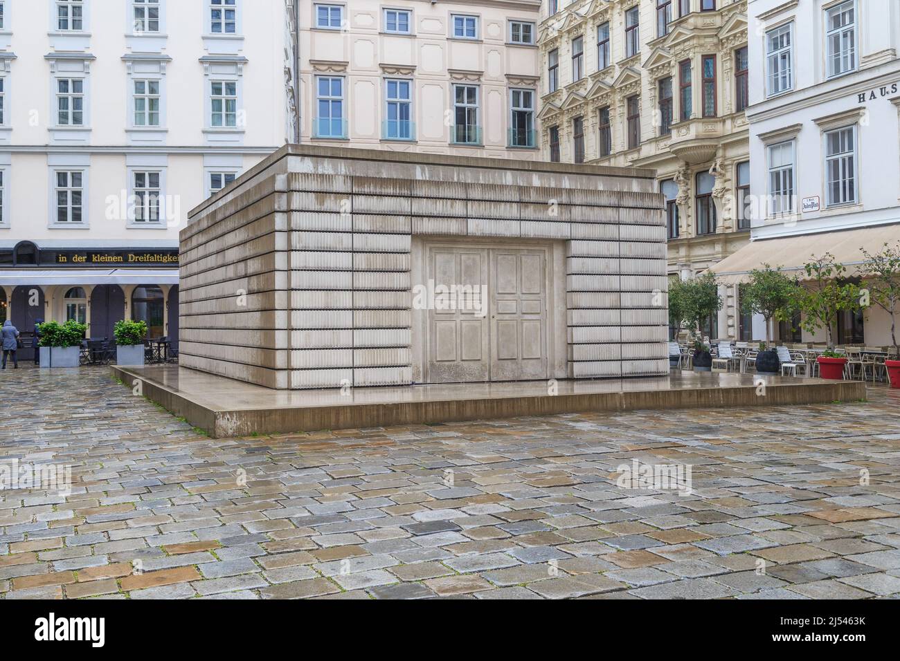 WIEN, ÖSTERREICH - 22. MAI 2019: Denkmal für die österreichischen jüdischen Opfer des Holocaust (Namenlose Bibliothek) auf dem Judenplatz. Stockfoto