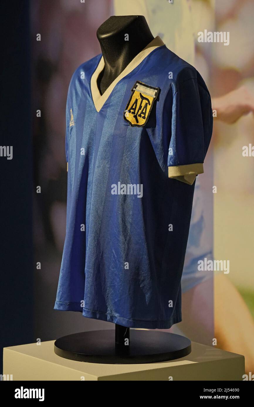 Das „Hand of God“-T-Shirt von Diego Maradona für die Weltmeisterschaft 1986 ist bei Sotheby's in London zu sehen, bevor es bei einer Auktion angeboten wird. Bilddatum: Mittwoch, 20. April 2022. Stockfoto