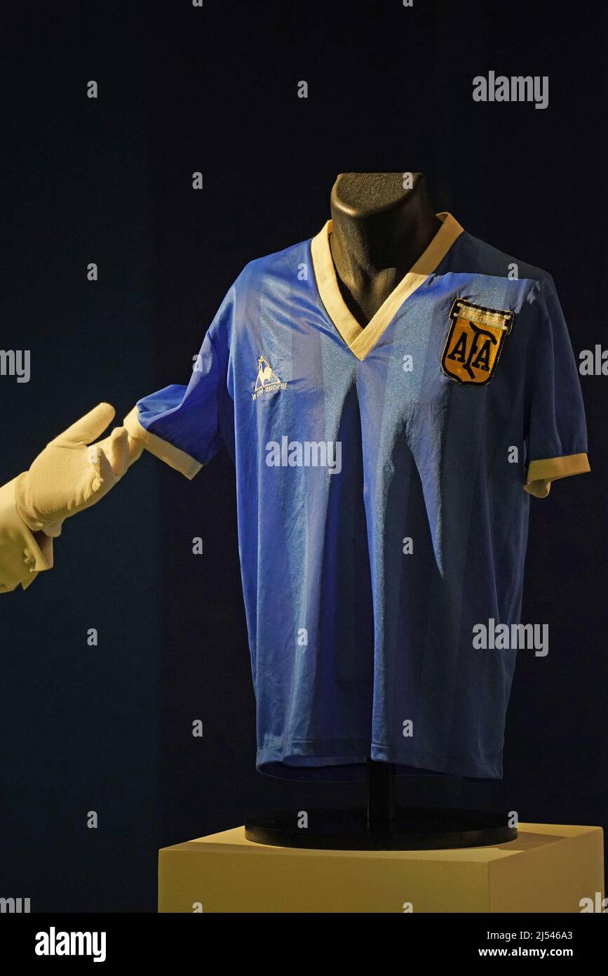 Das „Hand of God“-T-Shirt von Diego Maradona für die Weltmeisterschaft 1986 ist bei Sotheby's in London zu sehen, bevor es bei einer Auktion angeboten wird. Bilddatum: Mittwoch, 20. April 2022. Stockfoto