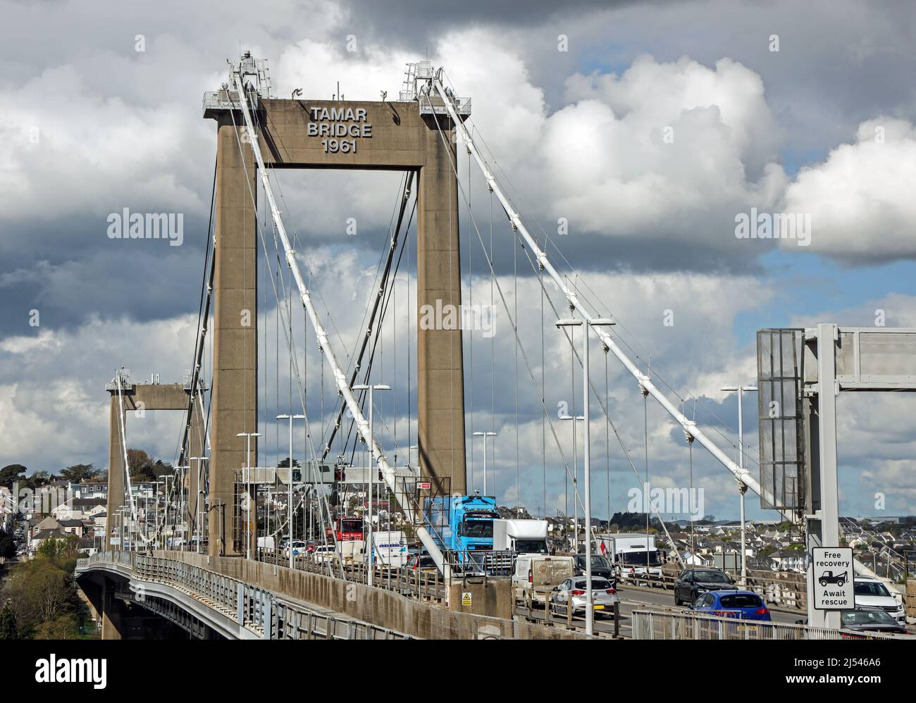 Die Tamar Bridge, von der Plymouth-Seite aus betrachtet. Die Mautbrücke überquert den Fluss Tamar zwischen Plymouth in Devon und Saltash in Cornwall. Ein vielbeschäftigter CO Stockfoto