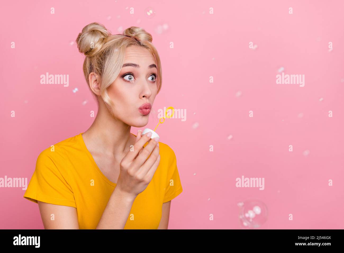 Foto von süßen tausendjährigen blonde Dame blasen Blase schauen promo tragen Trend Tuch isoliert auf rosa Farbe Hintergrund Stockfoto