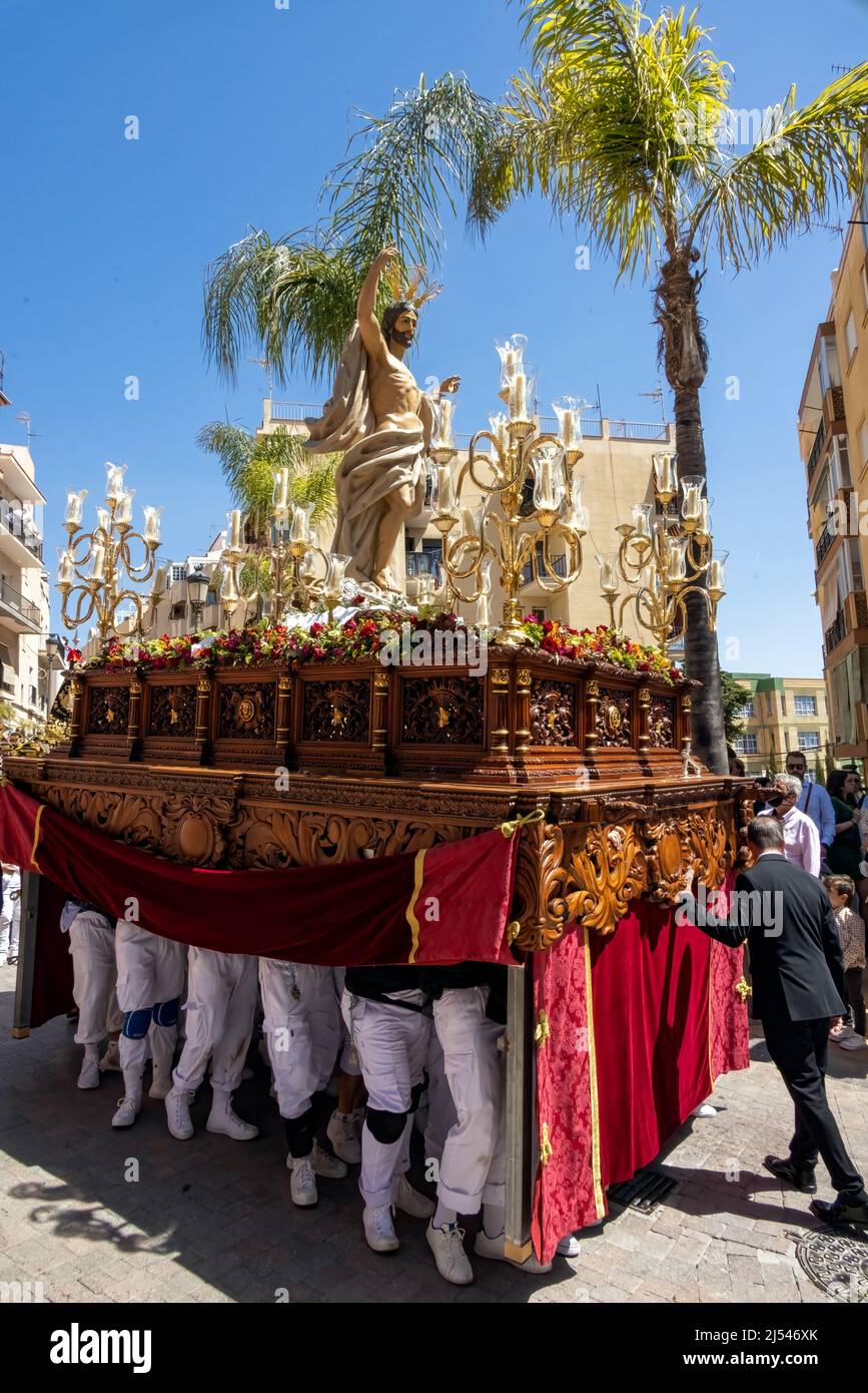 Almunecar, Spanien. 17.. April 2022. Karwoche, Semana Santa in Almuñécar, erklärt von nationalem touristischem Interesse in Andalusien, füllt die Straßen der Gemeinde mit Tradition und herzlicher Hingabe jedes Jahr. Dies ist die Ostersonntagsprozession, der letzte Tag der Karwoche. Es erinnert an das katholische Fest der Auferstehung Jesu Christi. Bruderschaften organisieren die Prozessionen, die durch die Straßen und Plätze gehen mit schönen Thronen geschmückt mit Blumen und religiösen Bildern, die von den Gabeln getragen werden. Credit David Smith/Alamy Live News Stockfoto