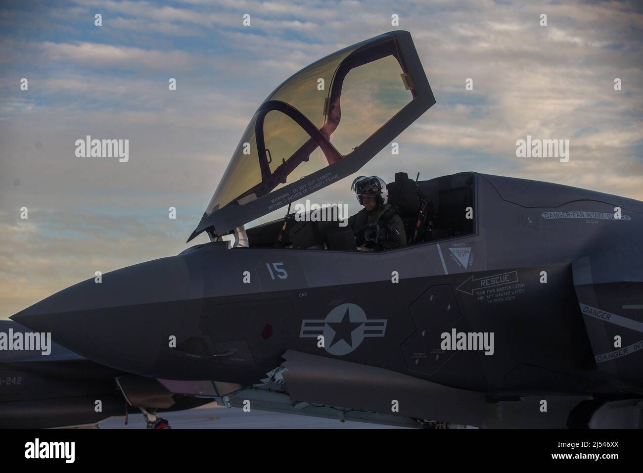 Die US Marine Corps Capt. Anneliese Satz, die erste weibliche F-35B Lightning II Pilotin, die den Kurs „Weapons and Tactics Instructor“ (WTI) von Marine Fighter Attack Squadron 121, Marine Aircraft Group 12, 1. Marine Aircraft Wing, besucht, bereitet sich auf den Flug an der Marine Corps Air Station Yuma, Arizona, am 15. April 2022 vor. WTI ist eine siebenwöchige Schulungsveranstaltung, die von Marine Aviation Weapons and Tactics Squadron One (MAWTS-1) veranstaltet wird und standardisierte fortgeschrittene taktische Schulungen und Zertifizierungen von Instruktorenqualifikationen bietet, um die Ausbildung und Bereitschaft der Meeresluftfahrt zu unterstützen, und hilft bei der Entwicklung Stockfoto