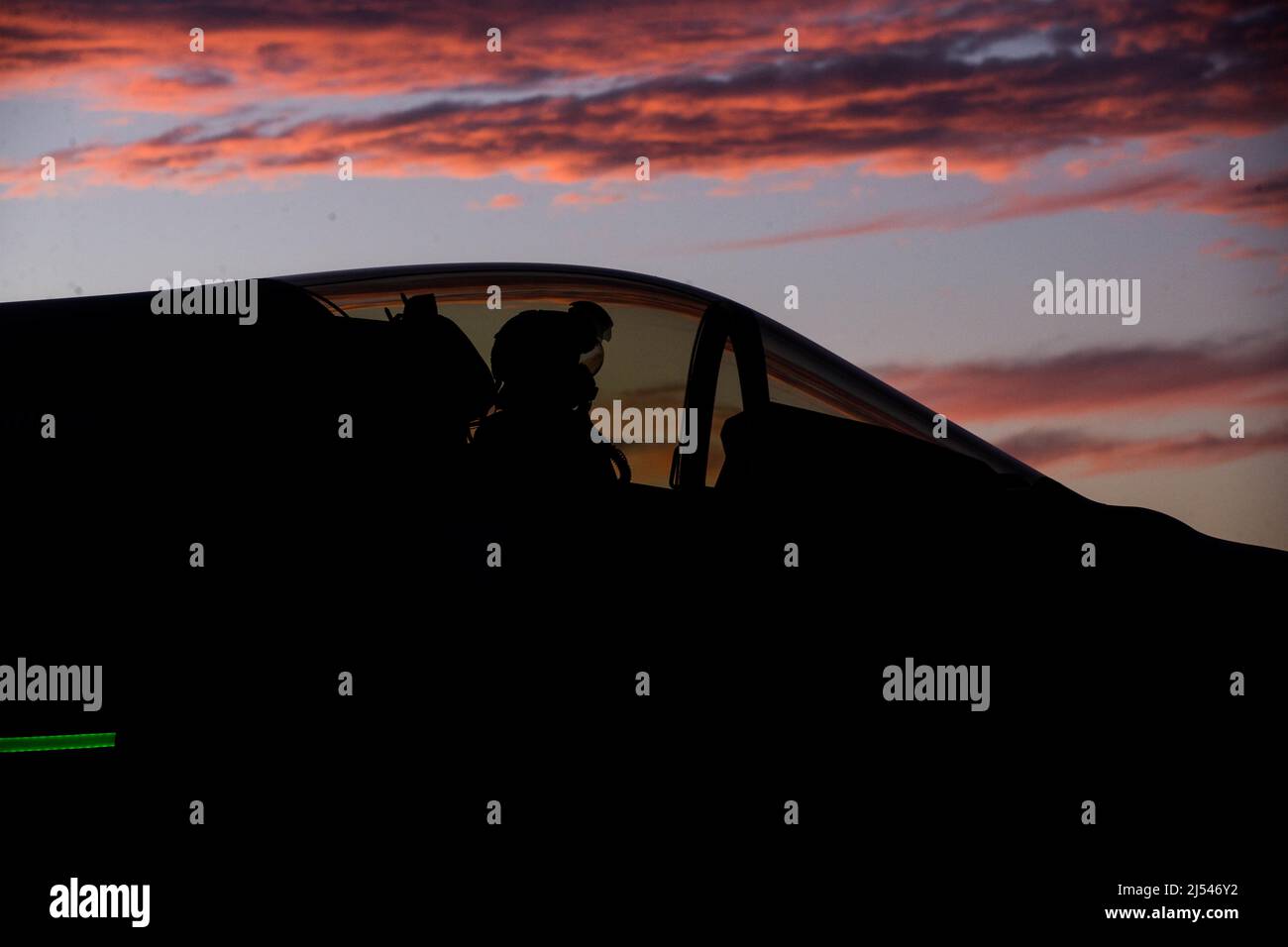 US Marine Corps Capt. Anneliese Satz, die erste weibliche F-35B Lightning II Pilotin, die den Kurs „Weapons and Tactics Instructor“ (WTI) besucht, vom Marine Fighter Attack Squadron 121, Marine Aircraft Group 12, 1. Marine Aircraft Wing, bereitet sich auf den Start während des WTI-Kurses vor 2-22, bei Marine Corps Air Station Yuma, Arizona, am 15. April 2022. WTI ist eine siebenwöchige Schulungsveranstaltung, die von MAWTS-1 veranstaltet wird und standardisierte fortgeschrittene taktische Schulungen und Zertifizierungen von Instruktorenqualifikationen bietet, um die Ausbildung und Bereitschaft der Meeresluftfahrt zu unterstützen, und hilft bei der Entwicklung und dem Einsatz der Luftfahrt Stockfoto