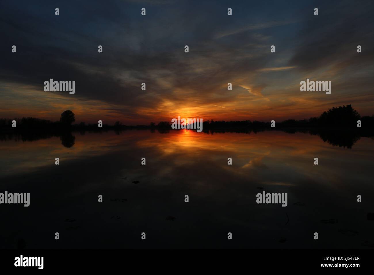 Frühlingssee-Sonnenuntergang Stockfoto