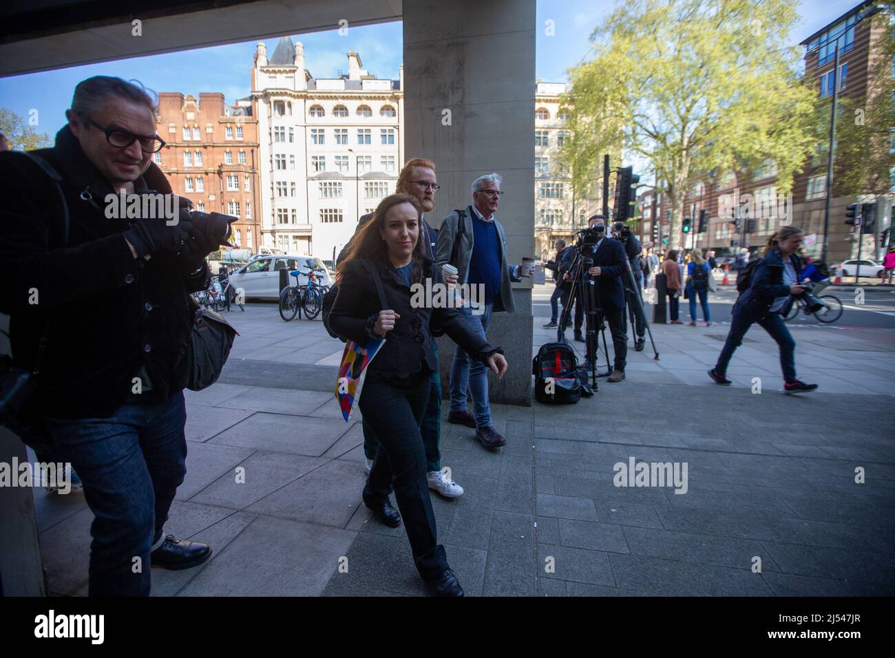 London, England, Großbritannien. 20. April 2022. Die Ehefrau des Wikileaks-Gründers Julian Assange STELLA ASSANGE kommt am Amtsgericht von Westminster an, als sich der britische Richter auf die Erteilung eines Auslieferungsbetrages an die USA vorbereitet. (Bild: © Tayfun Salci/ZUMA Press Wire) Stockfoto