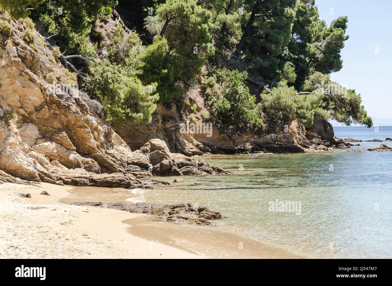 Insel Evia, Griechenland - Juni 28. 2020: Panorama der Touristeninsel Skiathos in Griechenland. Stockfoto