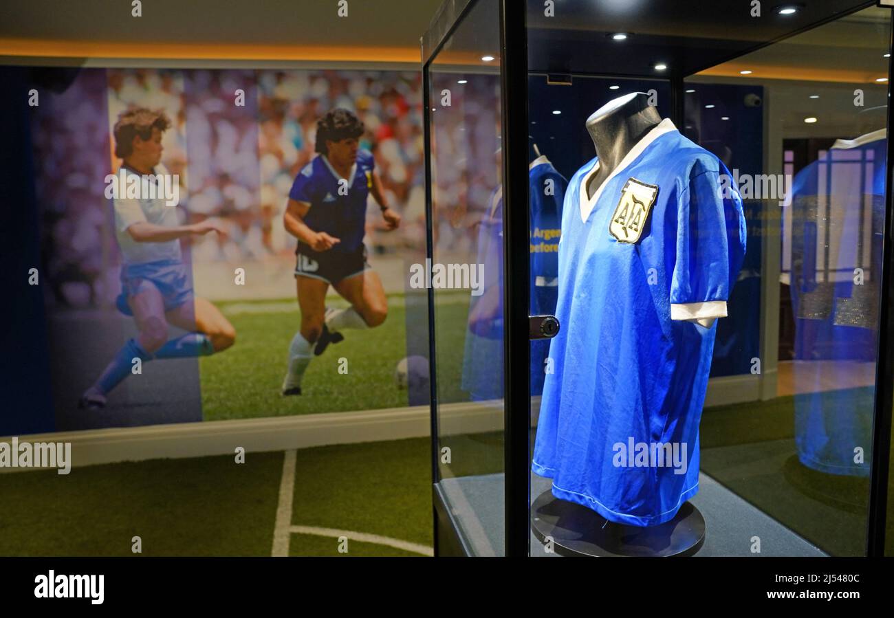 Das „Hand of God“-T-Shirt von Diego Maradona für die Weltmeisterschaft 1986 ist bei Sotheby's in London zu sehen, bevor es bei einer Auktion angeboten wird. Bilddatum: Mittwoch, 20. April 2022. Stockfoto