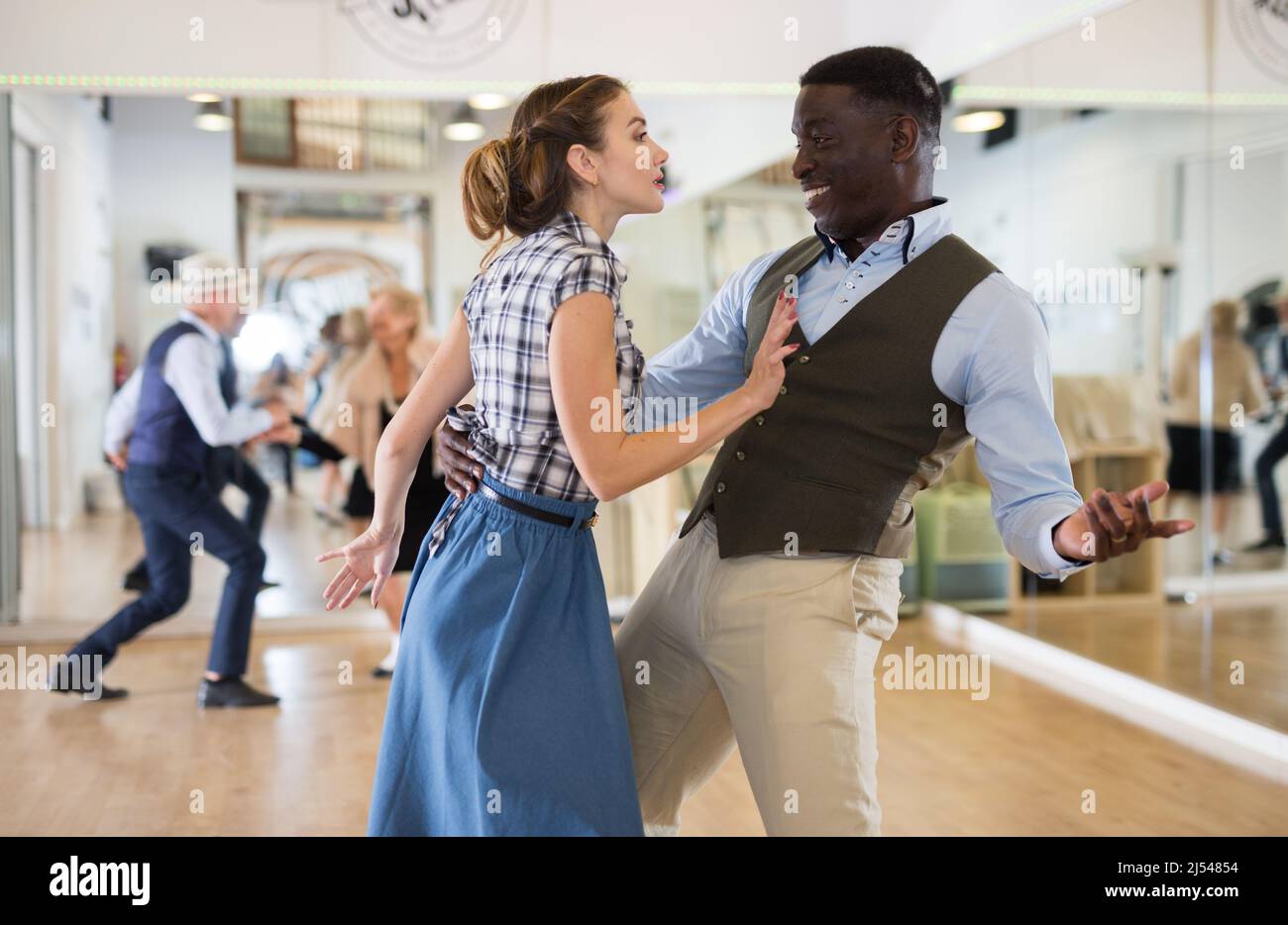 Pair Dancing lindy Hop während der Probe Stockfoto