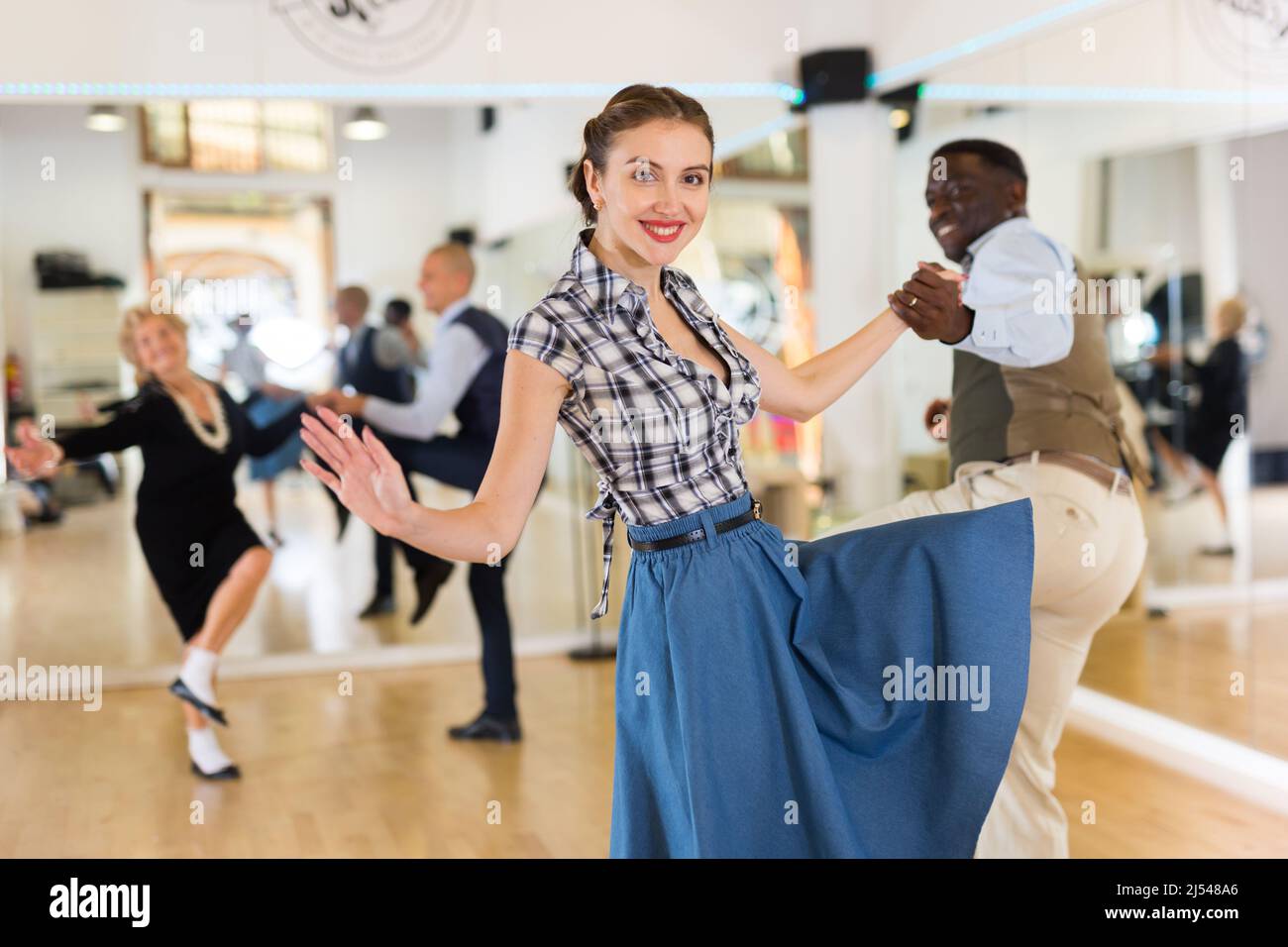 Frau mit afrikanischem Mann übt charleston tanzen Stockfoto