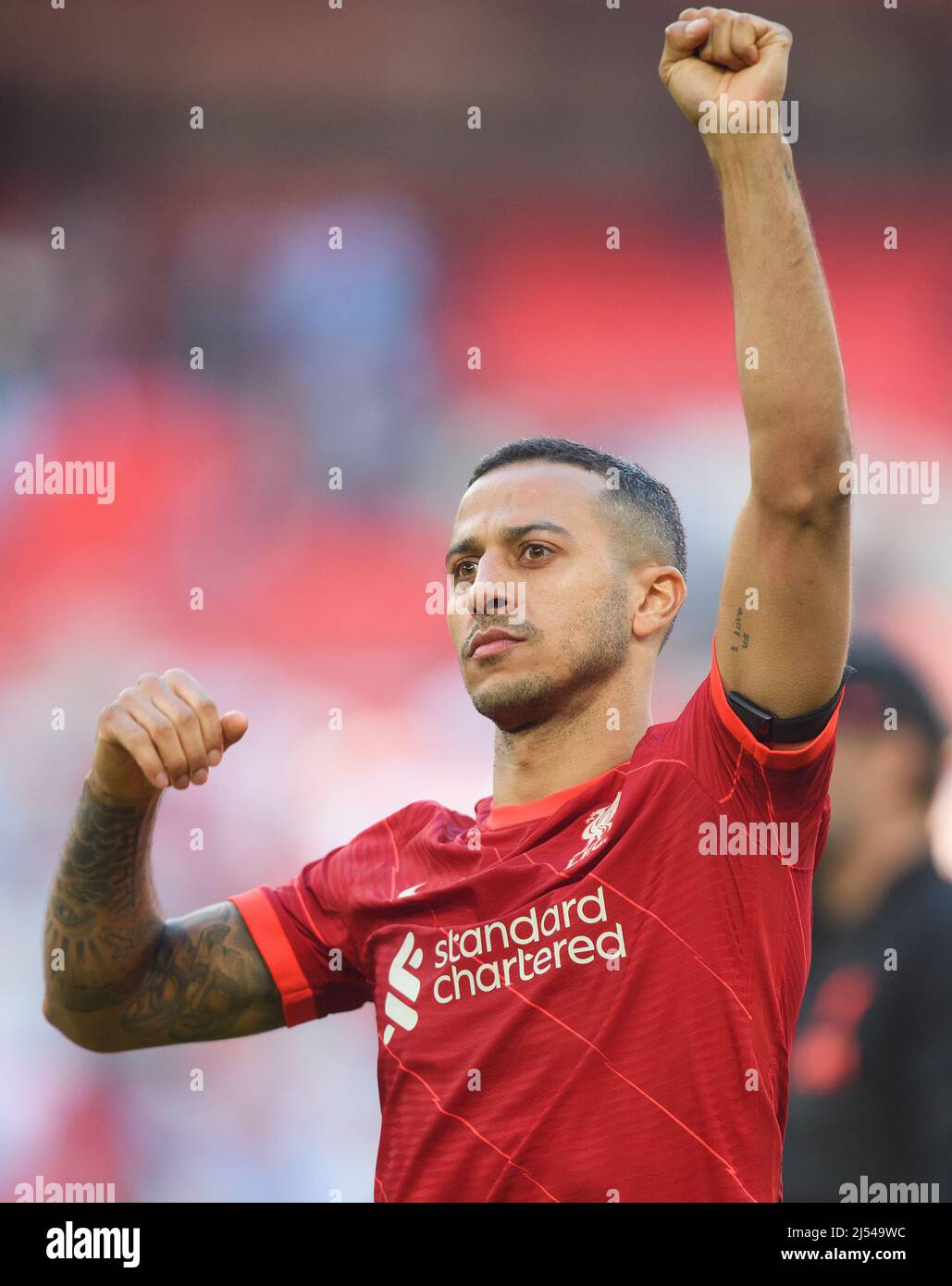 16. April 2022 - Manchester City gegen Liverpool - Emirates FA Cup - Halbfinale - Wembley Stadium Thiago Alcantara applaudiert die Liverpool-Fans nach dem F Stockfoto 16. April 2022 - Manchester City gegen Liverpool - Emirates FA Cup - Halbfinale - Wembley Stadium Thiago Alcantara applaudiert die Liverpool-Fans nach dem F Stockfoto