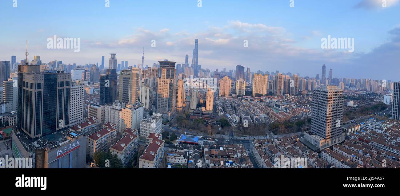 Vogelperspektive auf Shanghai - Blick auf die Skyline der Stadt von der Xizang Road in Richtung Pudong / Lujiazui - eine moderne Architekturlandschaft Stockfoto