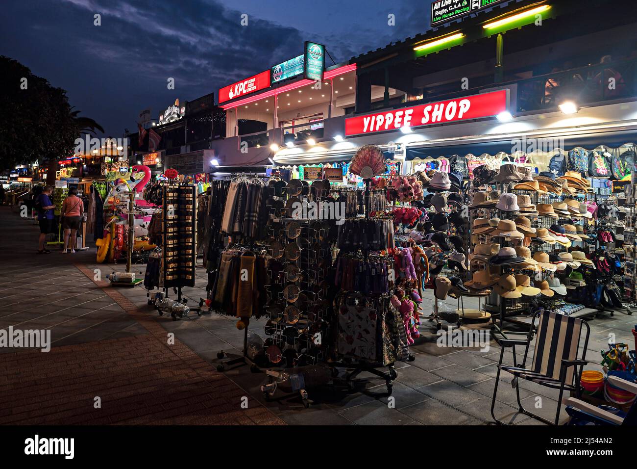 Geschäfte und Restaurants an der Promenade Avenida de las Playas am Abend, Kanarische Inseln, Lanzarote, Puerto Del Carmen Stockfoto