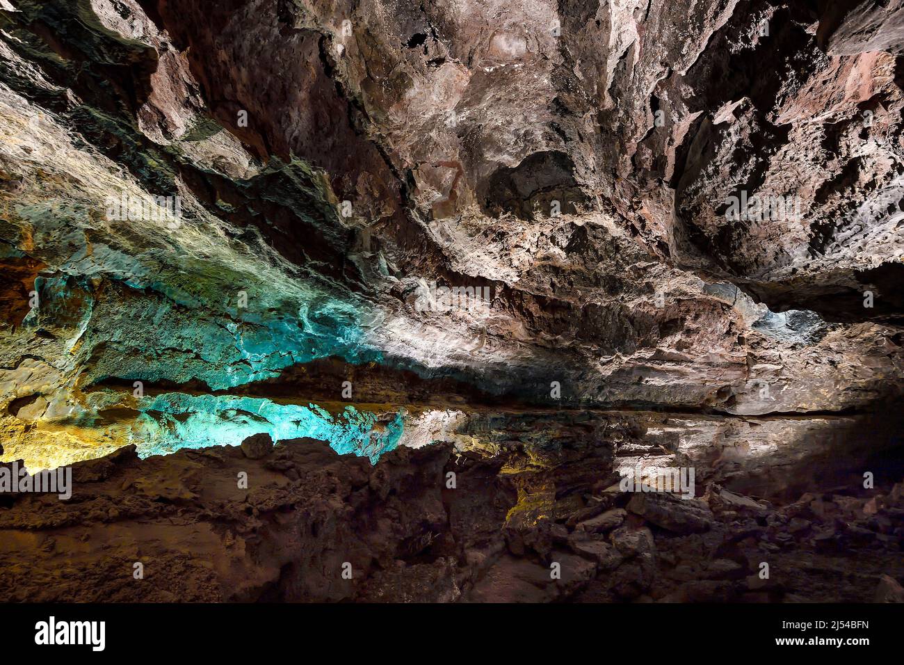 Bunt beleuchteter Lavatunnel Cueva de los Verdes, Kanarische Inseln, Lanzarote Stockfoto