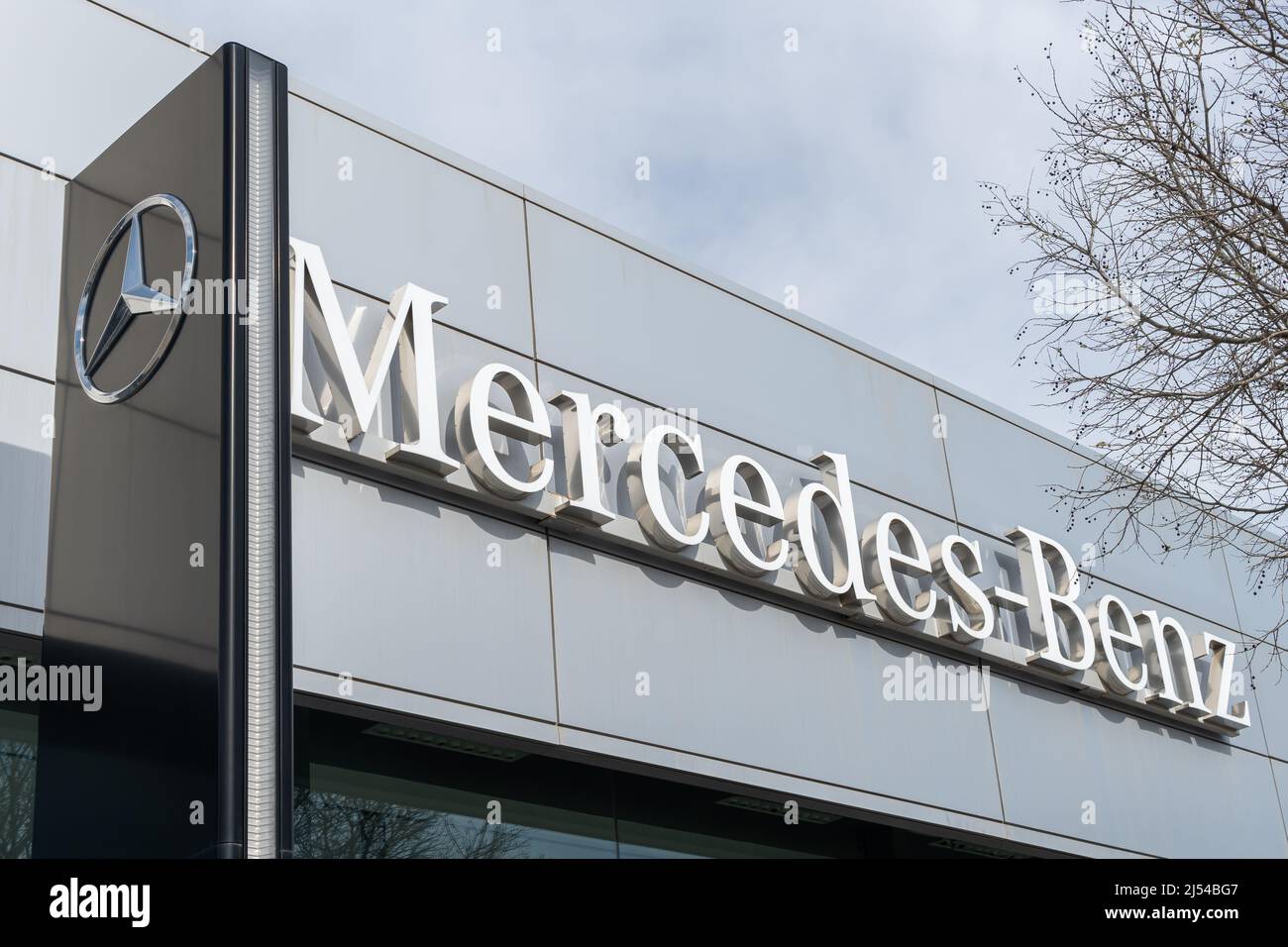 Palma de Mallorca, Spanien; april 08 2022: Händlerbetrieb des multinationalen Automobilkonzerns Mercedes-Benz bei Sonnenuntergang. Palma de Mallorca, Spanien Stockfoto