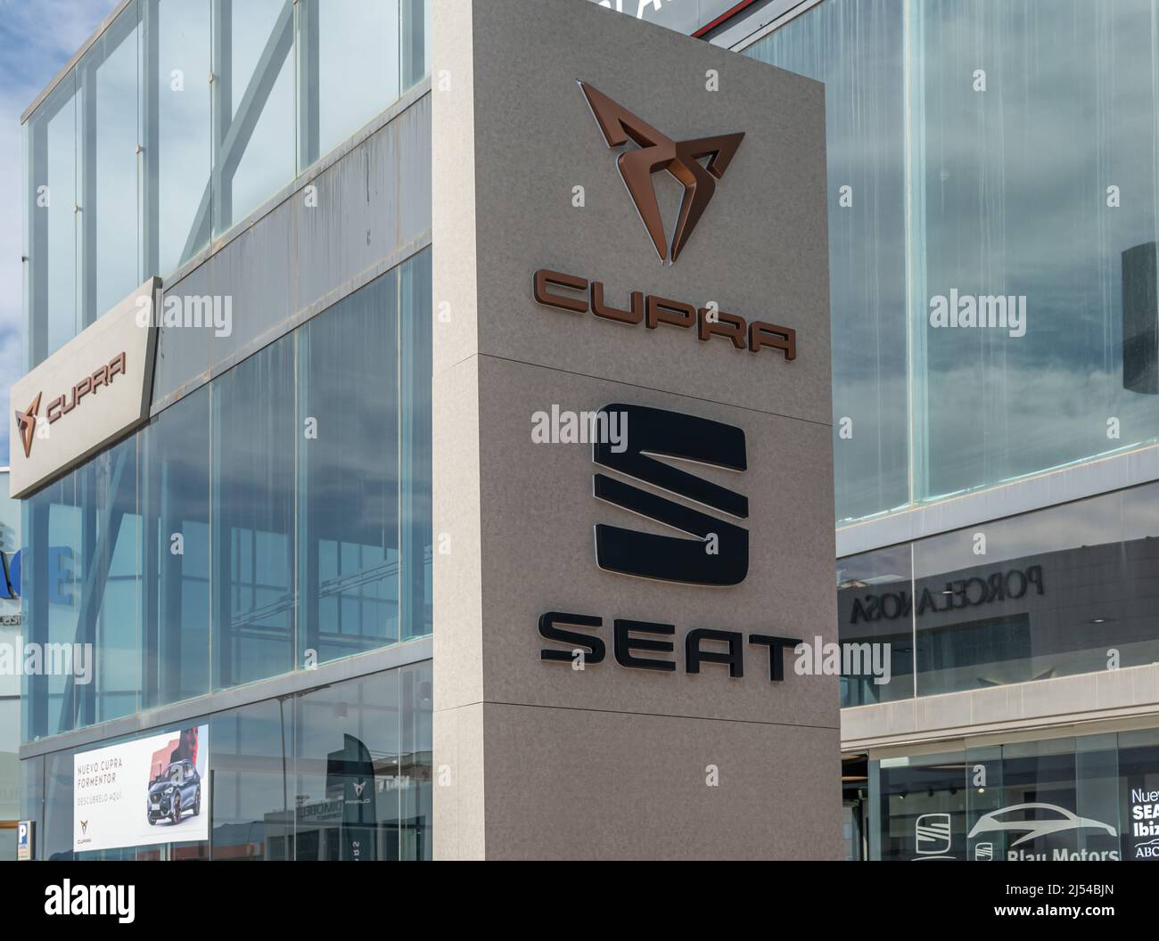 Palma de Mallorca, Spanien; april 08 2022: Händlerbetrieb des multinationalen Automobilkonzerns Seat-Cupra bei Sonnenuntergang. Palma de Mallorca, Spanien Stockfoto
