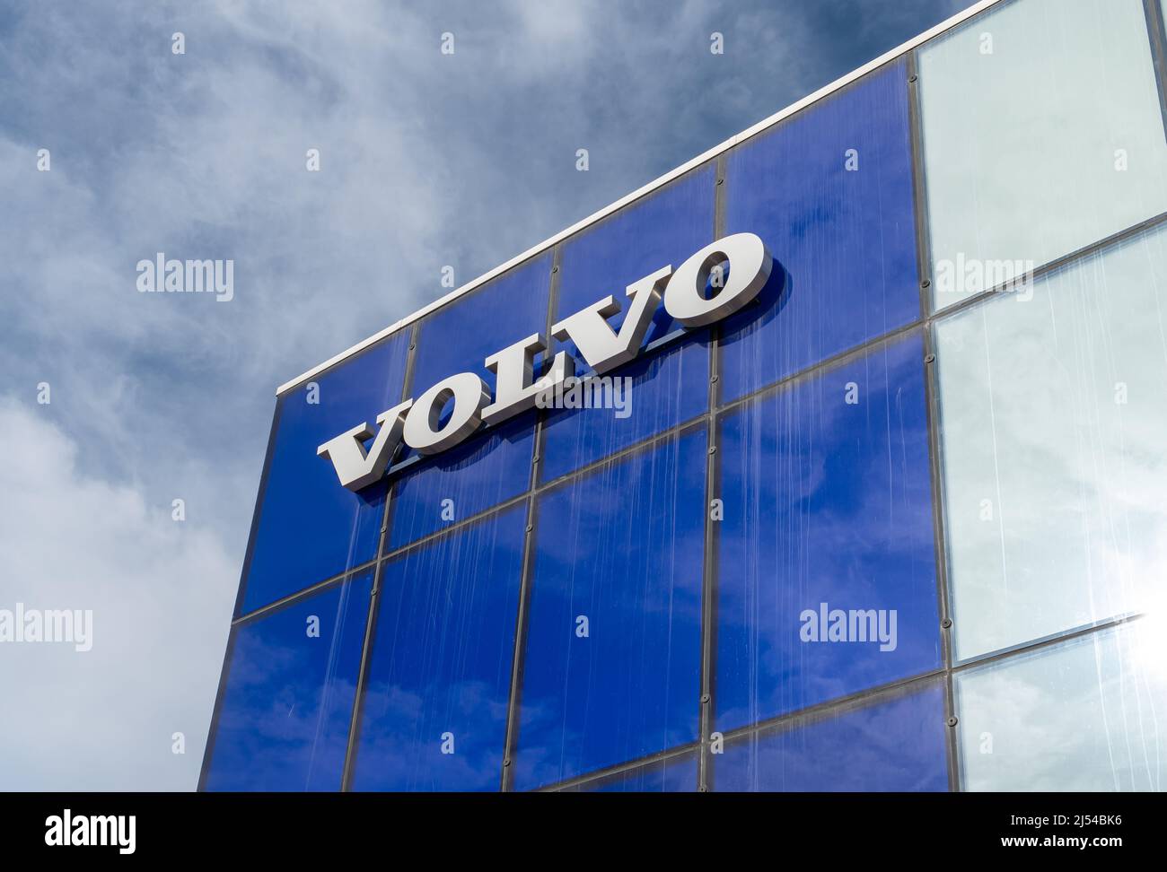 Palma de Mallorca, Spanien; april 08 2022: Händlerbetrieb des multinationalen Automobilkonzerns Volvo bei Sonnenuntergang. Palma de Mallorca, Spanien Stockfoto