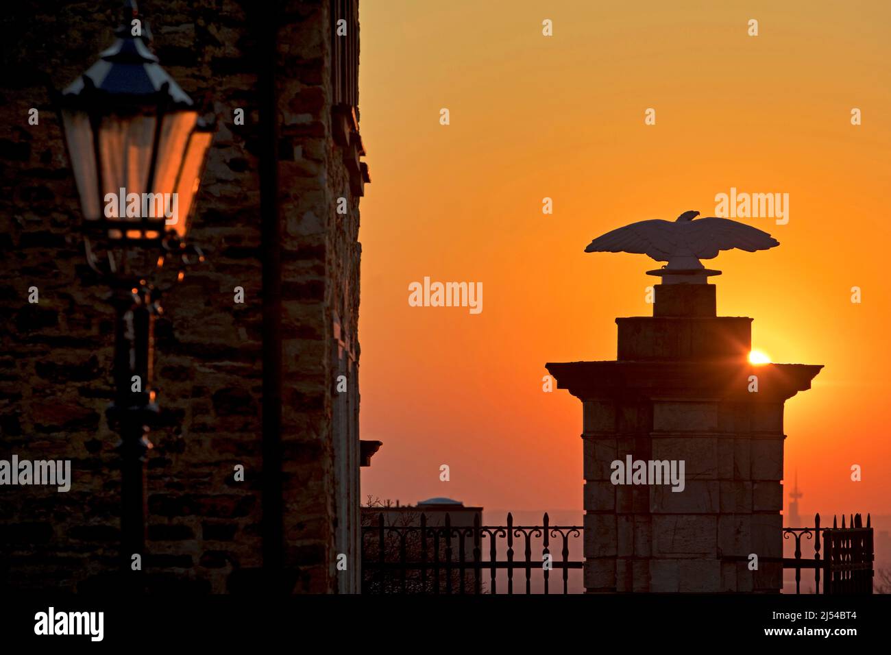 Sonnenuntergang hinter dem Portal von Schloss Bensberg, Althoff Grandhotel, Deutschland, Nordrhein-Westfalen, Bergisches Land, Bergisch Gladbach Stockfoto