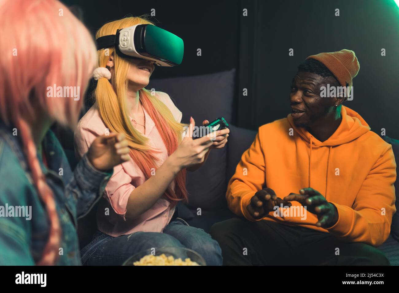 Interracial Gruppe von Gamer Freunde ausprobieren Virtual Reality Brille Set zum ersten Mal. Gemeinsame Erfahrung. . Hochwertige Fotos Stockfoto