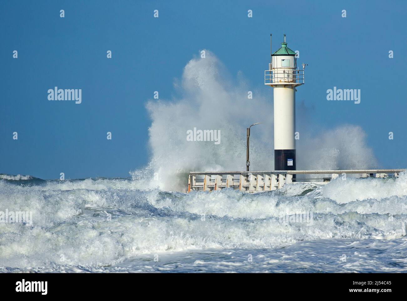 Leuchtturm in Nieuwpoort beim Sturm Corrie, Belgien, Westflandern, Nieuwpoort Stockfoto