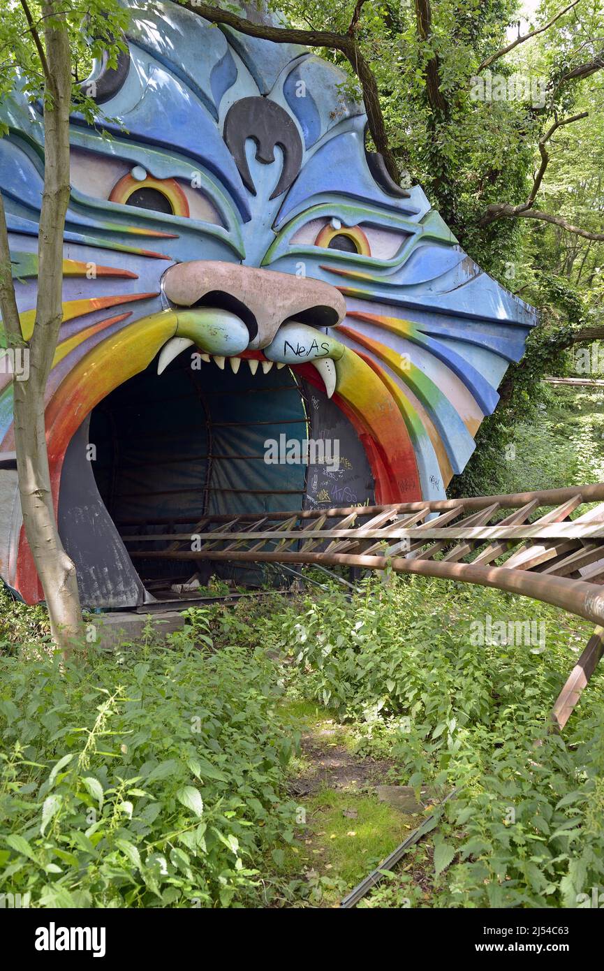 Spreepark, Tunneleingang einer Achterbahn im ehemaligen Freizeitpark der DDR, Deutschland, Berlin Stockfoto