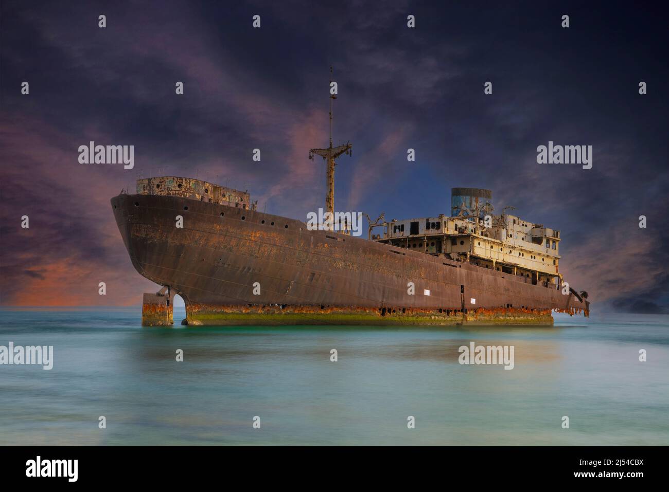 Wrack der Tempelhalle am Hafen von Arrecife bei Sonnenuntergang und annahem Gewitter, langfristige Exposition, Kanarische Inseln, Lanzarote, Arrecife Stockfoto