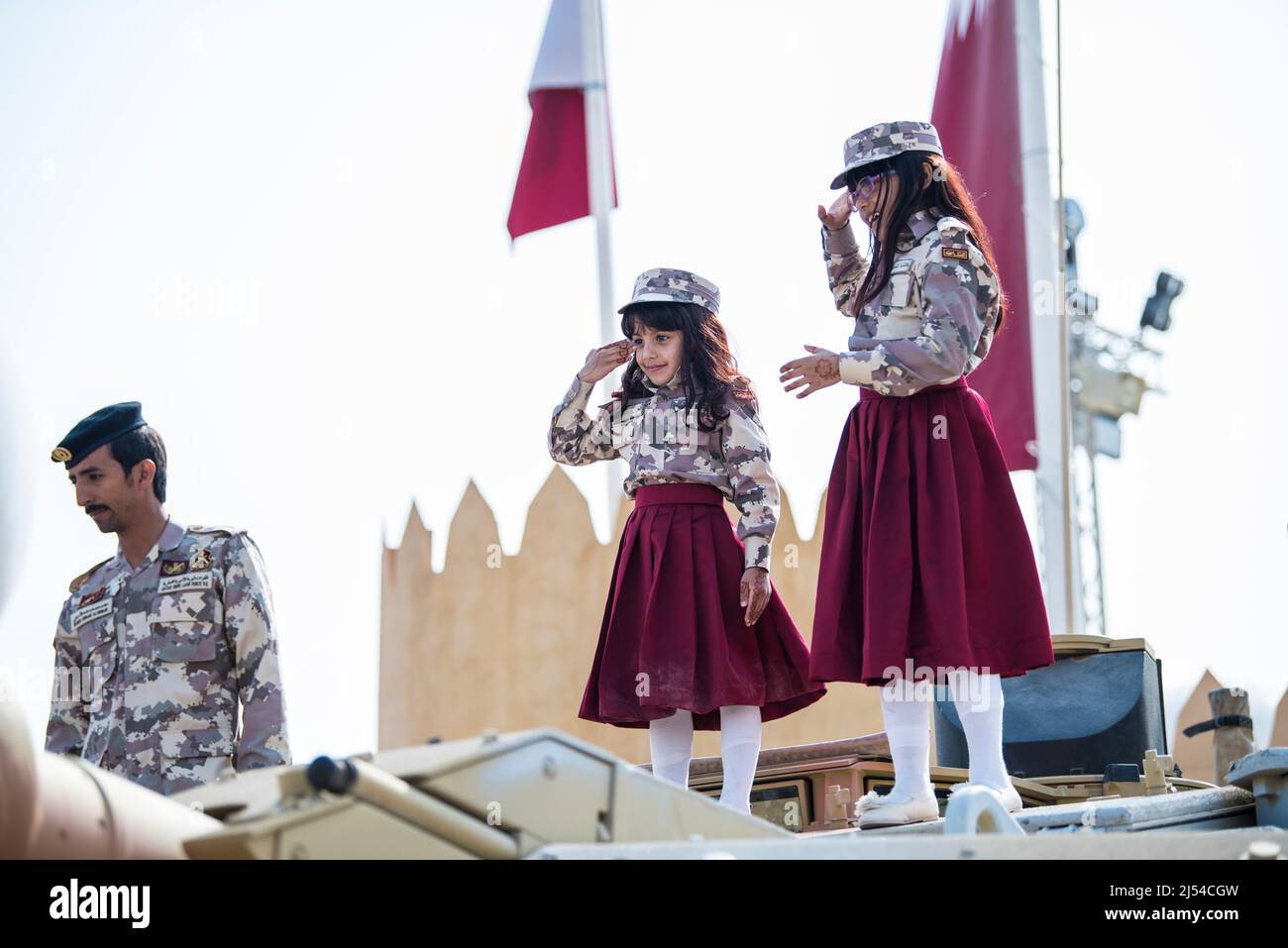 Doha, Katar, Dezember 18,2019. Katarische Kinder in traditioneller und militärischer Kleidung für den Nationalfeiertag. Stockfoto
