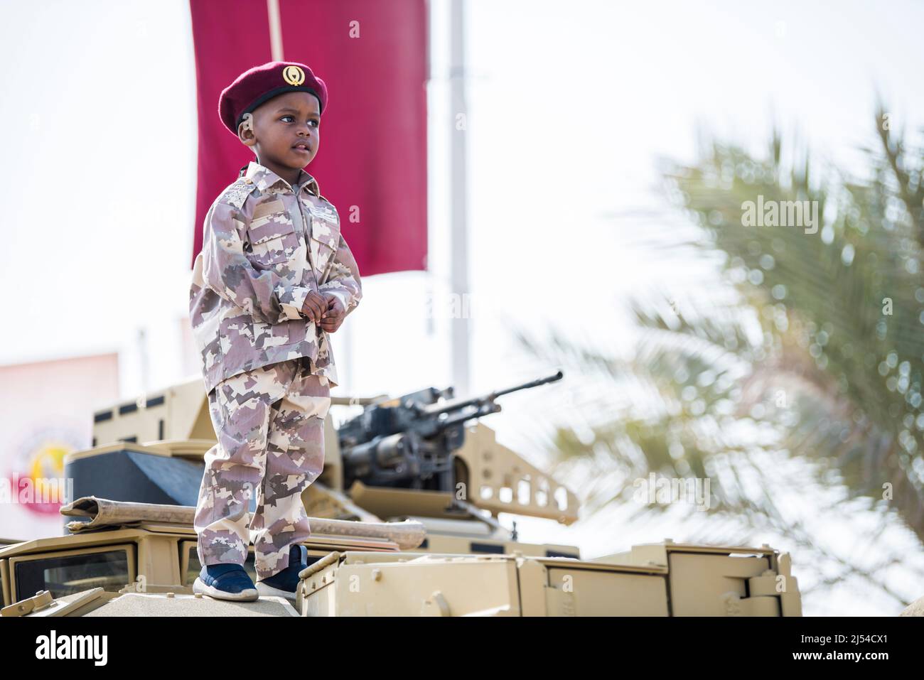 Doha, Katar, Dezember 18,2019. Katarische Kinder in traditioneller und militärischer Kleidung für den Nationalfeiertag. Stockfoto