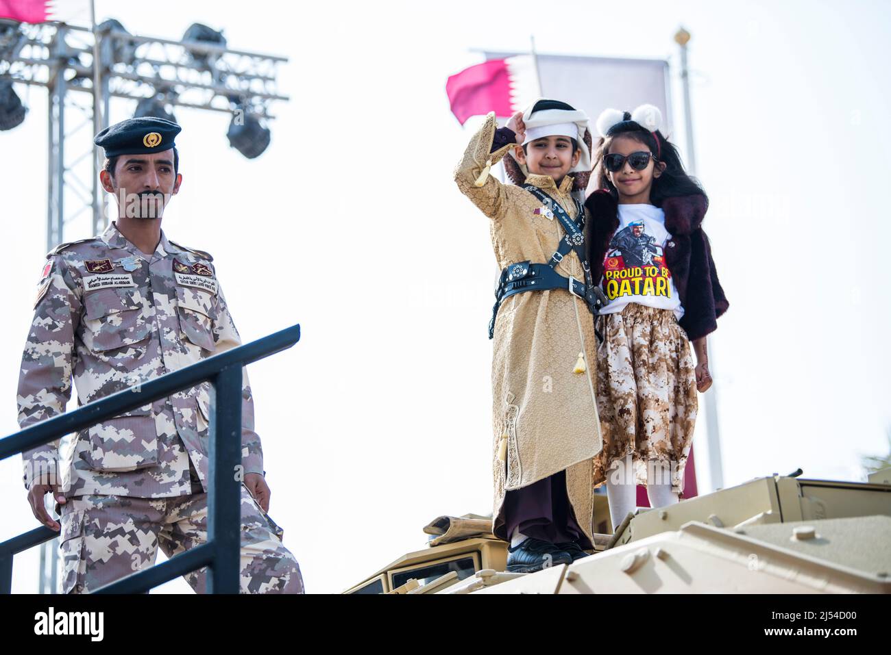 Doha, Katar, Dezember 18,2019. Katarische Kinder in traditioneller und militärischer Kleidung für den Nationalfeiertag. Stockfoto
