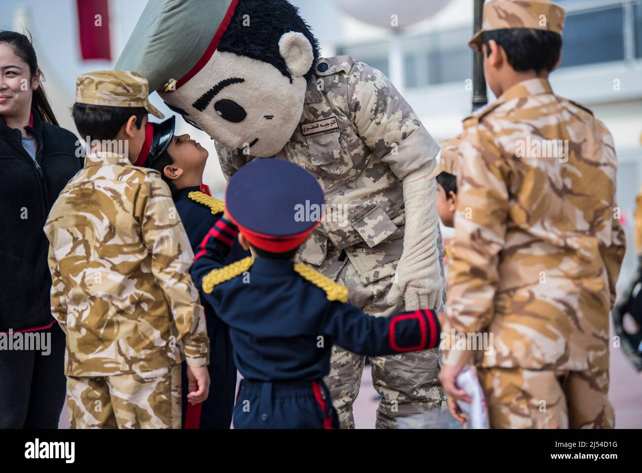 Doha, Katar, Dezember 18,2019. Katarische Kinder in traditioneller und militärischer Kleidung für den Nationalfeiertag. Stockfoto