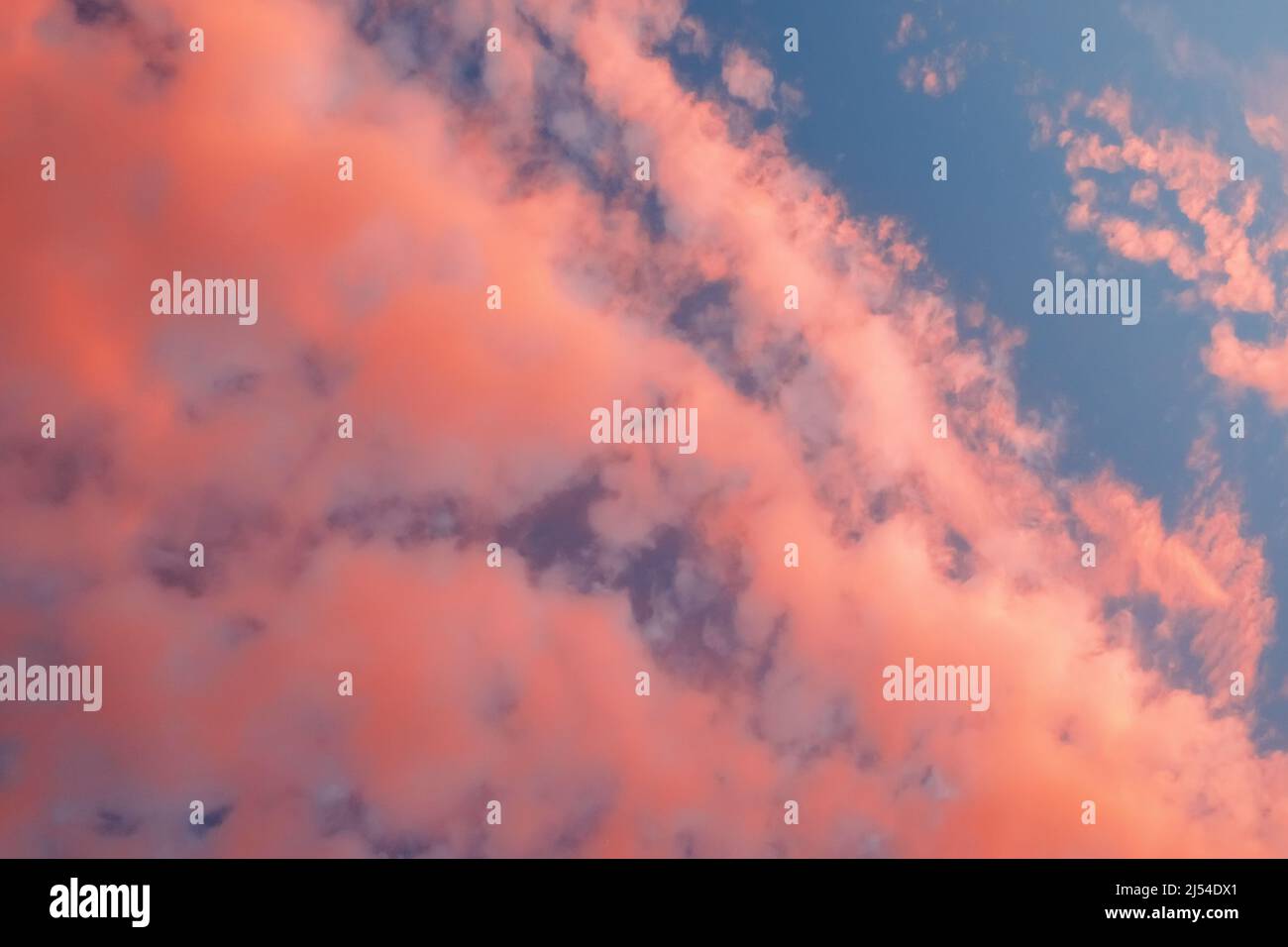 Feuriger orangefarbener Sonnenuntergang. Wunderschöner Himmel. Stockfoto