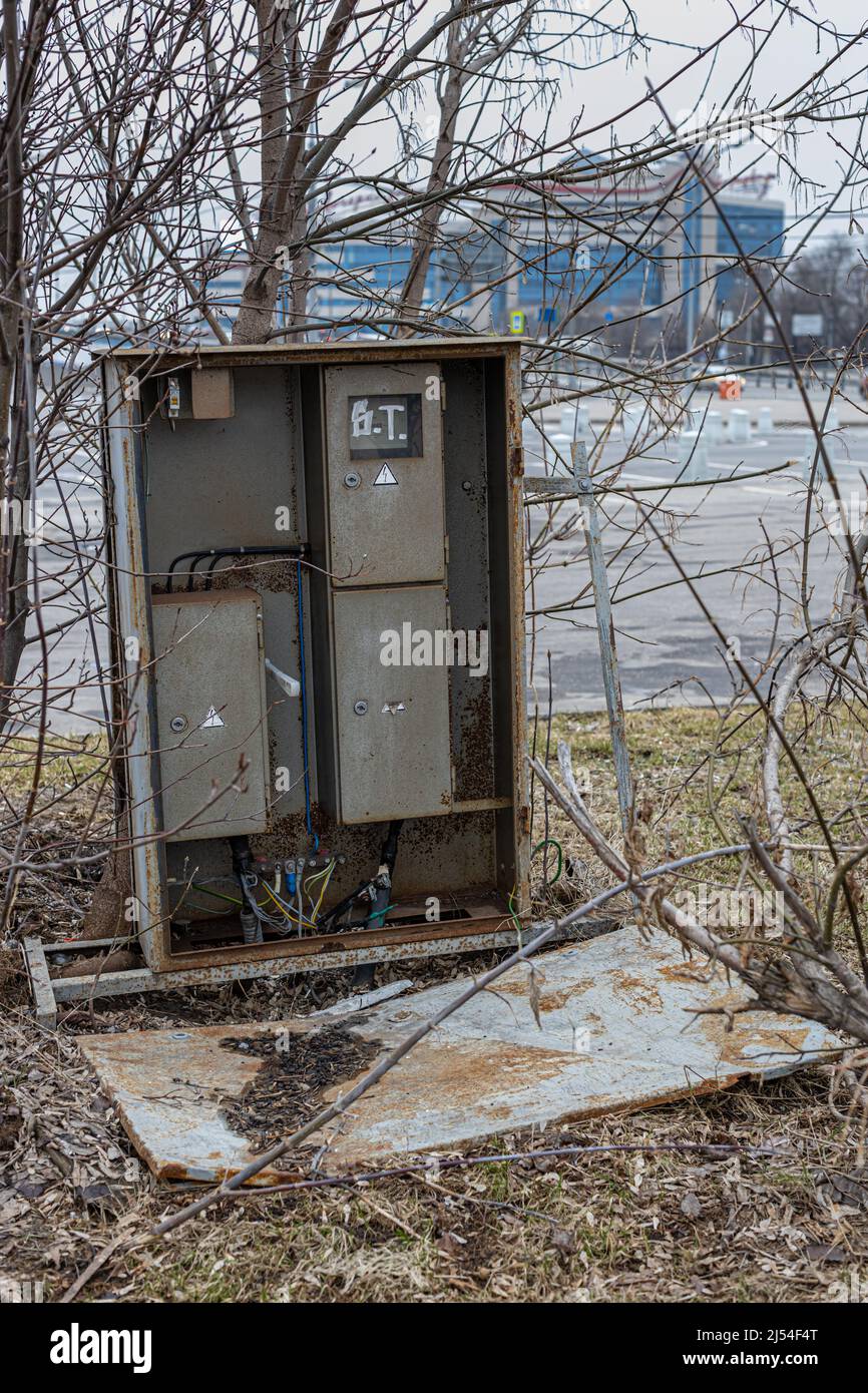 Moskau, Russland - 14. April 2022: Alte offene elektrische Box. Hochwertige Fotos Stockfoto