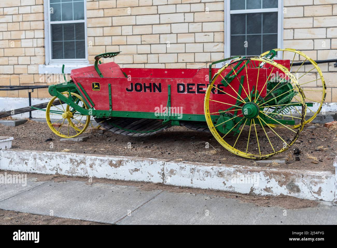 Holly, Colorado - ein antiker John Deere Wagen mit drei Stahlrädern. Stockfoto
