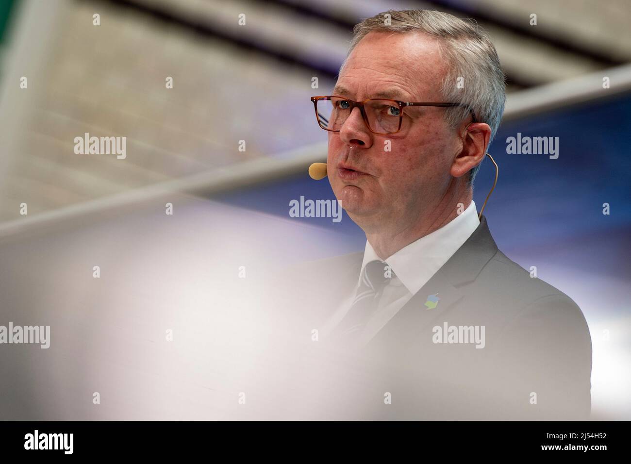 Berlin, Deutschland. 20. April 2022. Frank Bruckmann, Leiter der Berliner Wasserbetriebe, spricht bei der Jahrespressekonferenz der Berliner Wasserbetriebe zum Thema "Schutz der Wasserressourcen im Fokus" mit Journalisten. Quelle: Paul Zinken/dpa/Alamy Live News Stockfoto