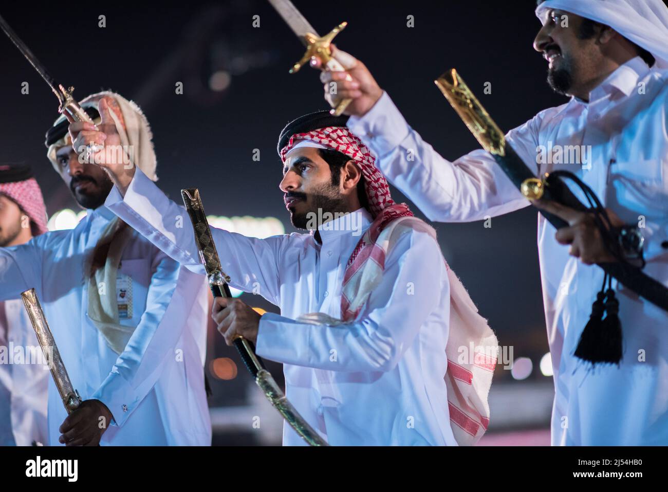 Doha, Katar - Dezember 18,2017. Traditionelle beduinen Schwerttanz zur Feier des nationalen Qatar Tages. Stockfoto