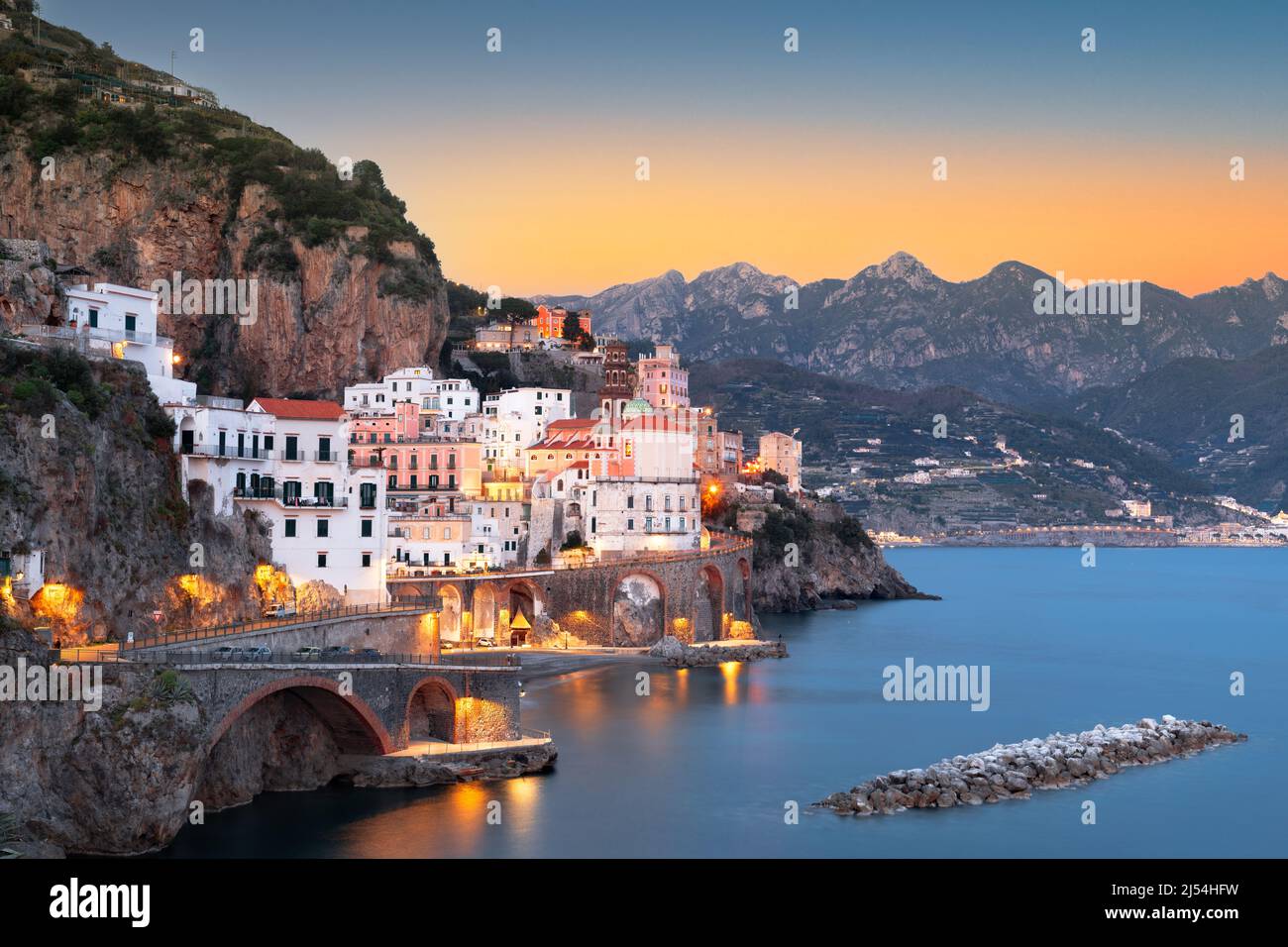 Atrani, Italien entlang der Amalfiküste bei Dämmerung. Stockfoto