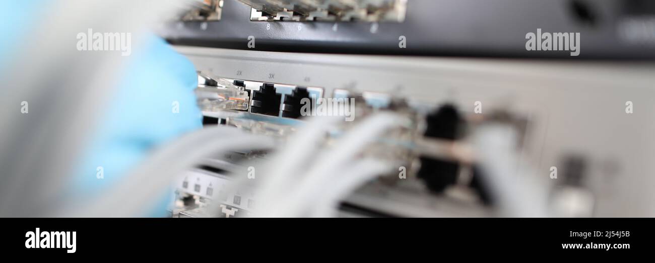 Technologiezentrum mit Nahaufnahme von Glasfaserausrüstung Stockfoto