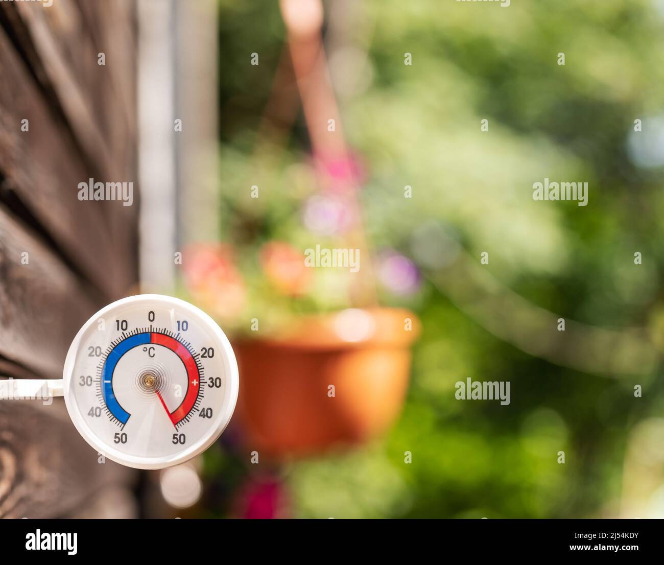 Outdoor-Thermometer mit celsius-Skala zeigt extreme heiße Temperatur 50 Grad - Sommer Hitzewelle Konzept Stockfoto
