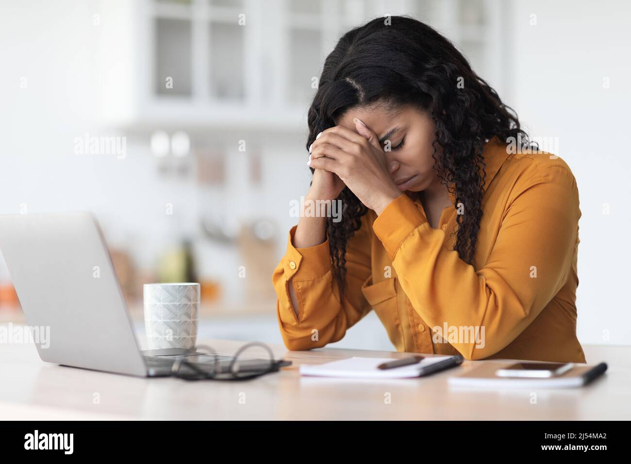 Müde afroamerikanische Dame erlebt Burnout, arbeitet online Stockfoto