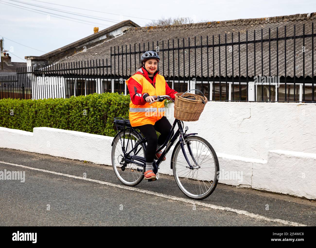 Camborne, Cornwall, Großbritannien, 20.. April 2022,der Bürgermeister von Camborne, Stadtrat Zoe Fox, lässt ein Elektrofahrrad kaufen, das mit Hilfe von Cornwall Quartiers for Change gekauft und heute Morgen für Fotos posiert wurde. Es erzeugt Null-CO2-Emissionen und produziert sehr wenig Lärm auf den Straßen. Vor drei Jahren erklärte der Rat von Cornwall einen Klima-Notfall, so dass es hoffentlich andere ermutigen wird, das gleiche zu tun, wenn sie mit einem Elektrofahrrad grün werden. Der Bürgermeister zitierte, wie wunderbar es ist, wie lustig es ist und dass dies angesichts der Klimakrise und der Kraftstoffkosten-Krise die Zukunft des Nahverkehrs sein muss.Quelle: Keith Larby/Alamy Live News Stockfoto