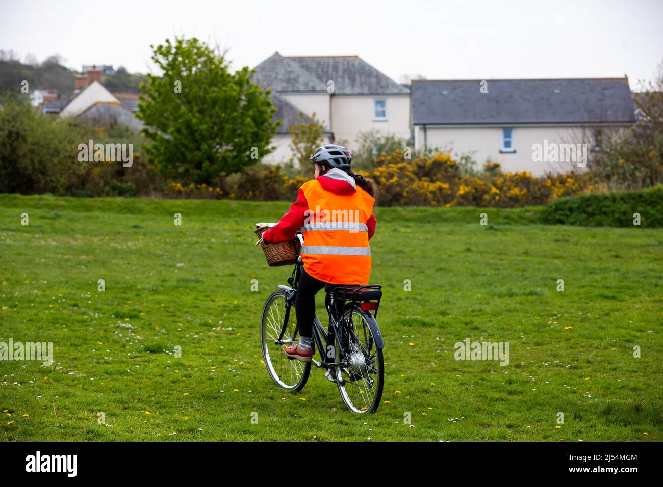 Camborne, Cornwall, Großbritannien, 20.. April 2022,der Bürgermeister von Camborne, Stadtrat Zoe Fox, lässt ein Elektrofahrrad kaufen, das mit Hilfe von Cornwall Quartiers for Change gekauft und heute Morgen für Fotos posiert wurde. Es erzeugt Null-CO2-Emissionen und produziert sehr wenig Lärm auf den Straßen. Vor drei Jahren erklärte der Rat von Cornwall einen Klima-Notfall, so dass es hoffentlich andere ermutigen wird, das gleiche zu tun, wenn sie mit einem Elektrofahrrad grün werden. Der Bürgermeister zitierte, wie wunderbar es ist, wie lustig es ist und dass dies angesichts der Klimakrise und der Kraftstoffkosten-Krise die Zukunft des Nahverkehrs sein muss.Quelle: Keith Larby/Alamy Live News Stockfoto