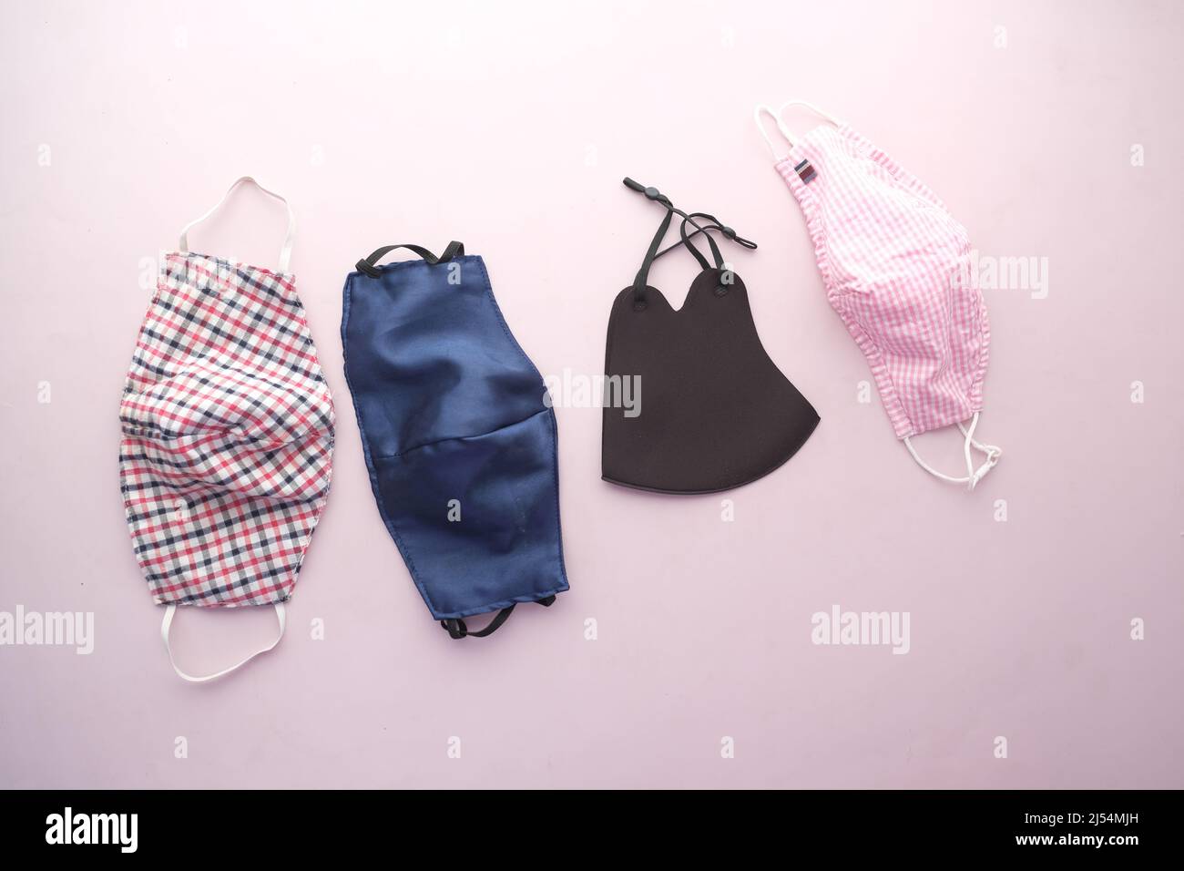 Stoffmaske auf farbigem Hintergrund von oben nach unten Stockfoto