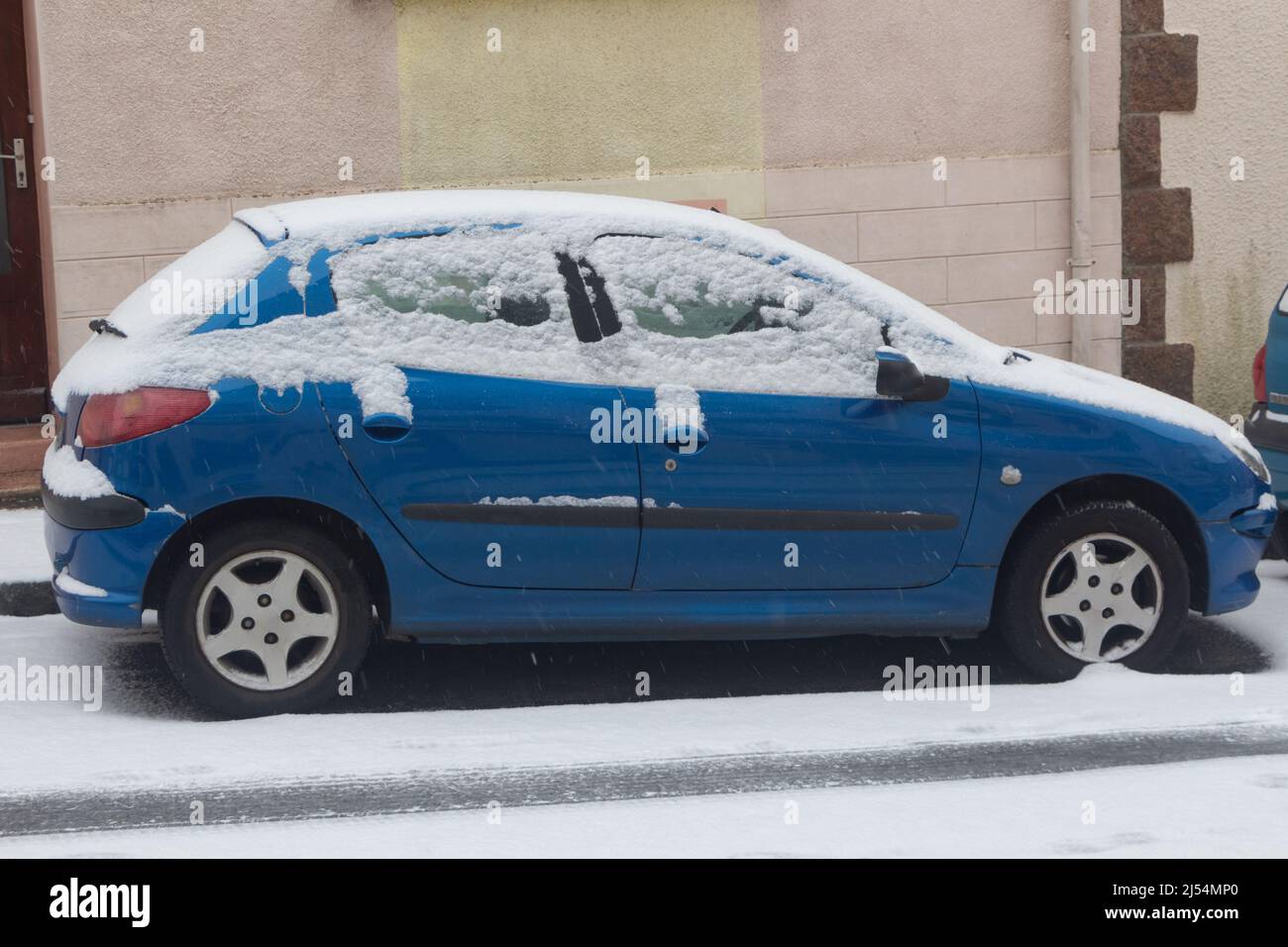 Schnee auf einem Auto auf einer Straße Stockfoto