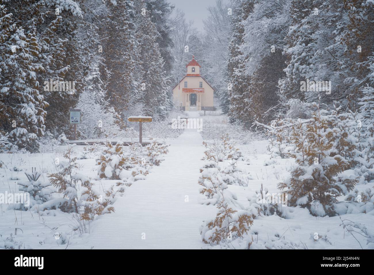 Das Baileys Harbour Range Light, das jetzt Teil des Naturreservats „The Rides“ ist, wurde während eines Schneefalls in der späten Saison, Door County Wisconsin, fotografiert. Stockfoto