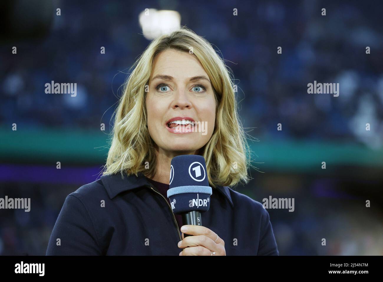 Stadt Hamburg, Deutschland. 19. Apr, 2022. oden firo: 19. April 2022 Fuvuball, 1.Bundesliga, Saison 2021/2022, DFB Cup Halbfinale HSV Hamburg Hamburg, Hamburg, HSV Hamburg Hamburg Hamburg - SCF, SC Freiburg, Freiburger 1:3 Jessy Wellmer, ARD-Sportmesse Credit: dpa/Alamy Live News Stockfoto