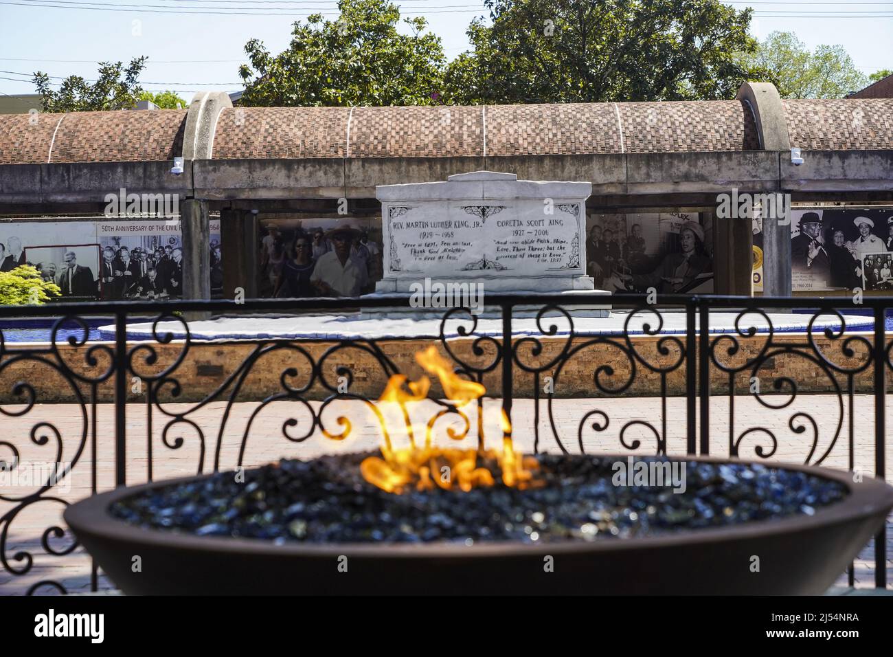 Atlanta, Usa. 19. April 2022. Blick auf die ewige Flamme am Martin Luther King und Coretta Scott King Denkmal in Atlanta. Kredit: SOPA Images Limited/Alamy Live Nachrichten Stockfoto