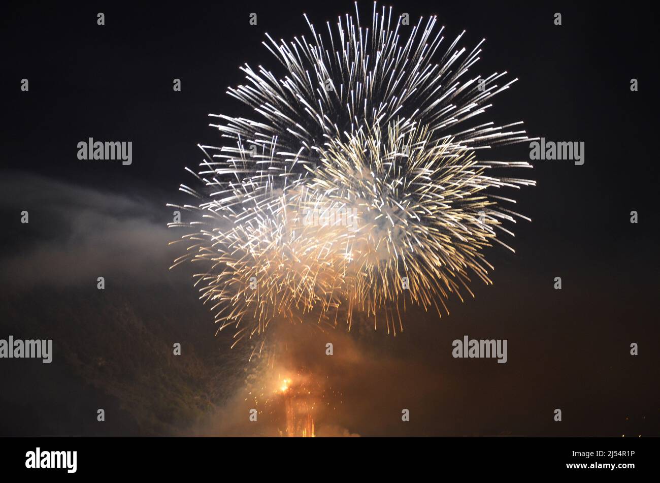 Großes Feuerwerk am Nachthimmel beim Weinfest über der Mosel Stockfoto